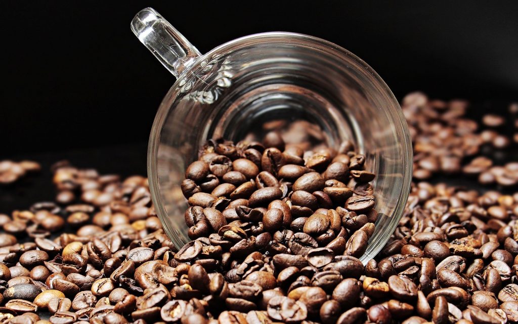 grano de café tostado