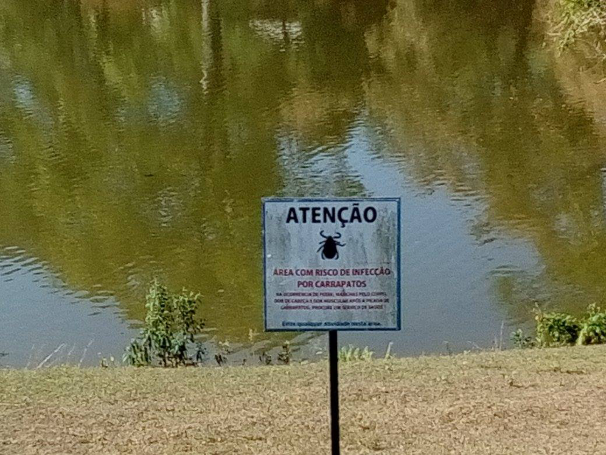 cartel señalizador de riesgo de garrapatas